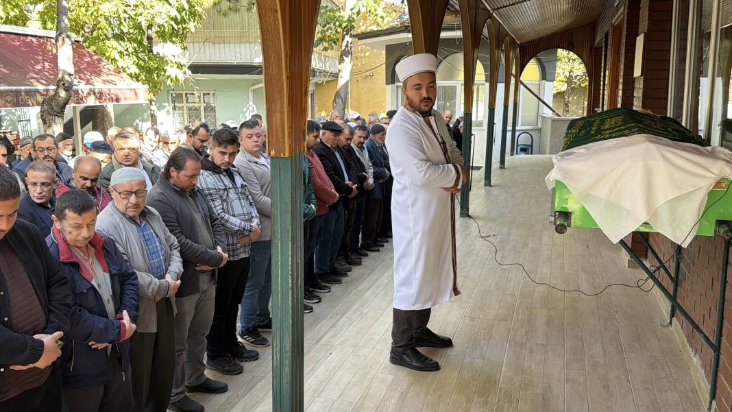 Evde boğazı kesilmiş halde bulunan anne, toprağa verildi 9