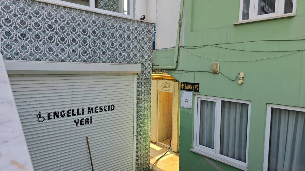 Camide skandal! Kadınlar tuvaletinde bulundu 2