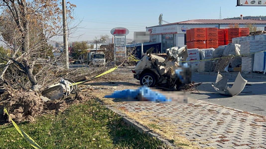 3 çocuğun sürüş keyfi kötü bitti! İkiye bölünen otomobil, iki çocuğa mezar oldu 3