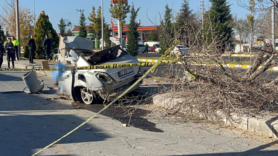 3 çocuğun sürüş keyfi kötü bitti! İkiye bölünen otomobil, iki çocuğa mezar oldu 5