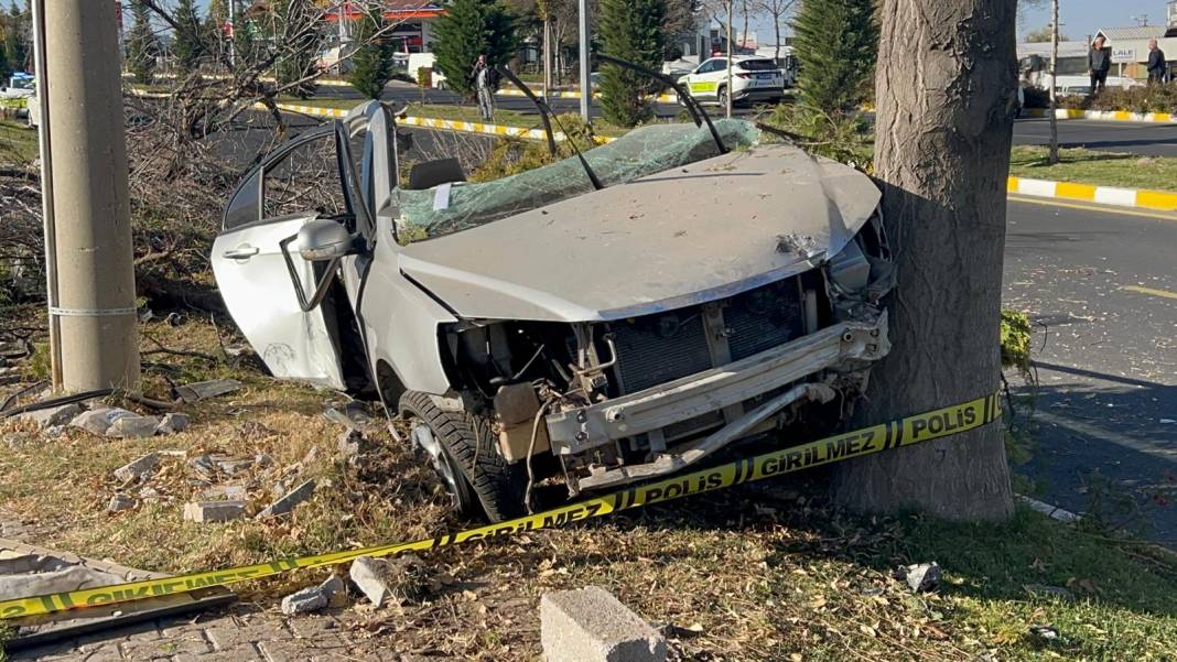 3 çocuğun sürüş keyfi kötü bitti! İkiye bölünen otomobil, iki çocuğa mezar oldu 6