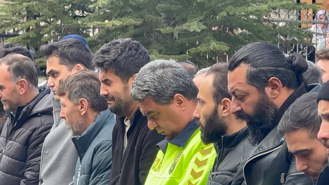 Çankırı'da gözyaşları sel oldu... Anne ve kızları son yolculuğuna uğurlandı 1