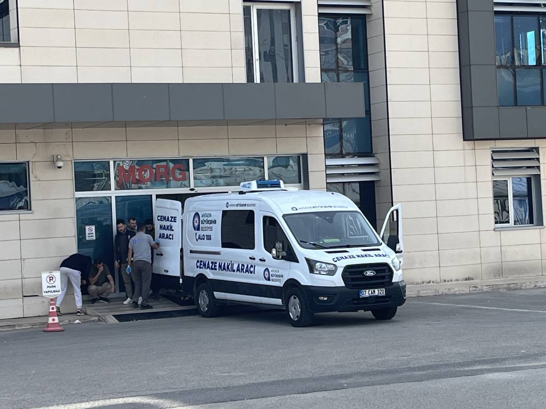 Çankırı'da gözyaşları sel oldu... Anne ve kızları son yolculuğuna uğurlandı 2