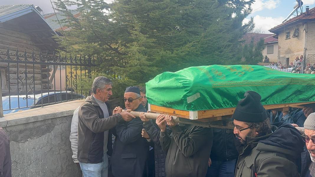 Çankırı'da gözyaşları sel oldu... Anne ve kızları son yolculuğuna uğurlandı 4