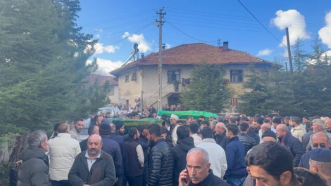 Çankırı'da gözyaşları sel oldu... Anne ve kızları son yolculuğuna uğurlandı 5