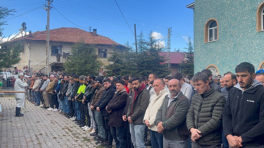 Çankırı'da gözyaşları sel oldu... Anne ve kızları son yolculuğuna uğurlandı 6
