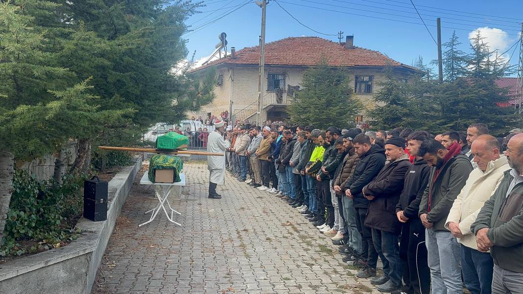 Çankırı'da gözyaşları sel oldu... Anne ve kızları son yolculuğuna uğurlandı 7