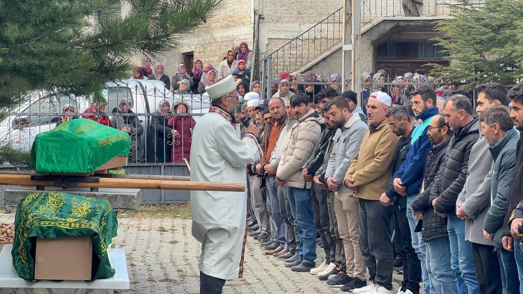 Çankırı'da gözyaşları sel oldu... Anne ve kızları son yolculuğuna uğurlandı 8