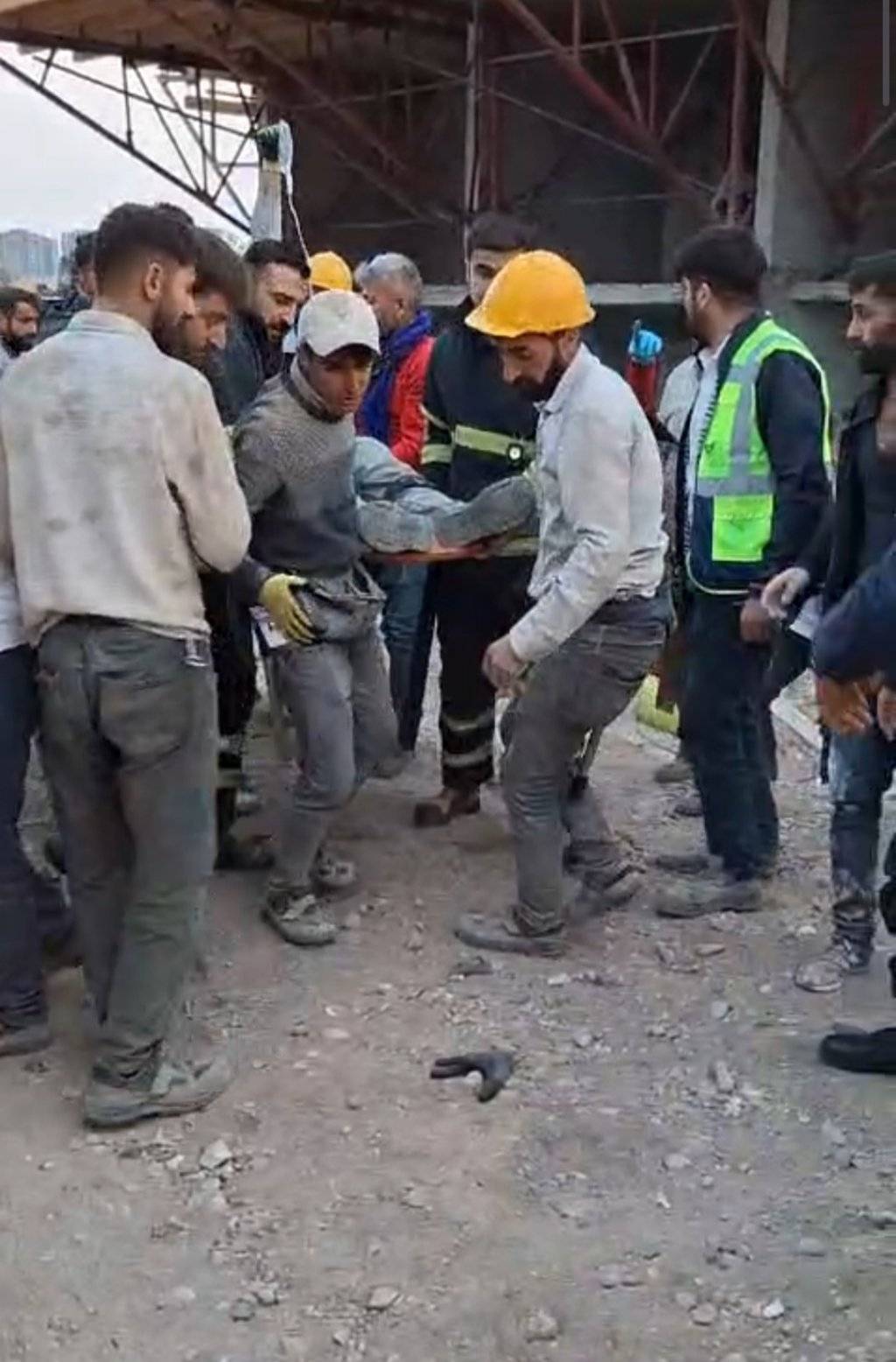 Beton parçaları inşaat işçilerinin üzerine düştü: 1 ölü, 1 yaralı 6