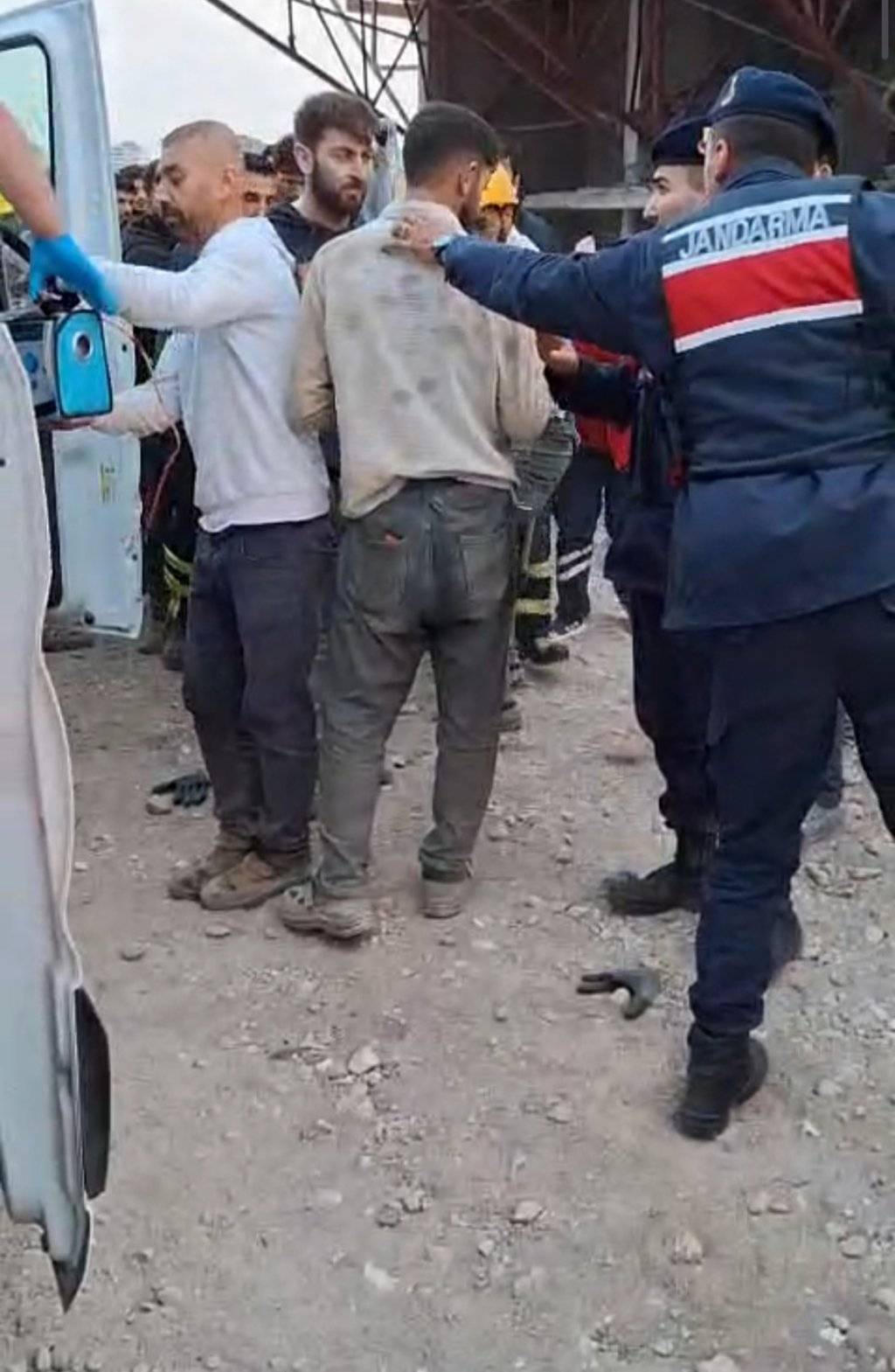 Beton parçaları inşaat işçilerinin üzerine düştü: 1 ölü, 1 yaralı 7