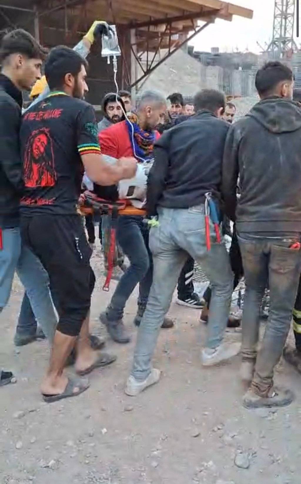 Beton parçaları inşaat işçilerinin üzerine düştü: 1 ölü, 1 yaralı 8