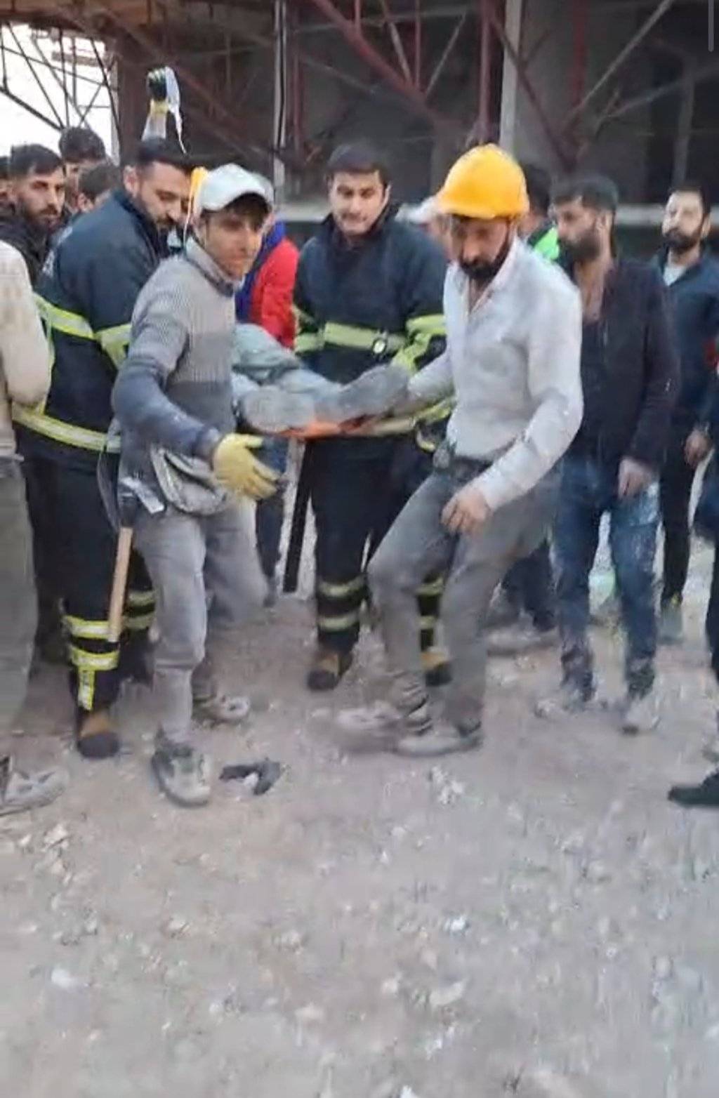 Beton parçaları inşaat işçilerinin üzerine düştü: 1 ölü, 1 yaralı 9