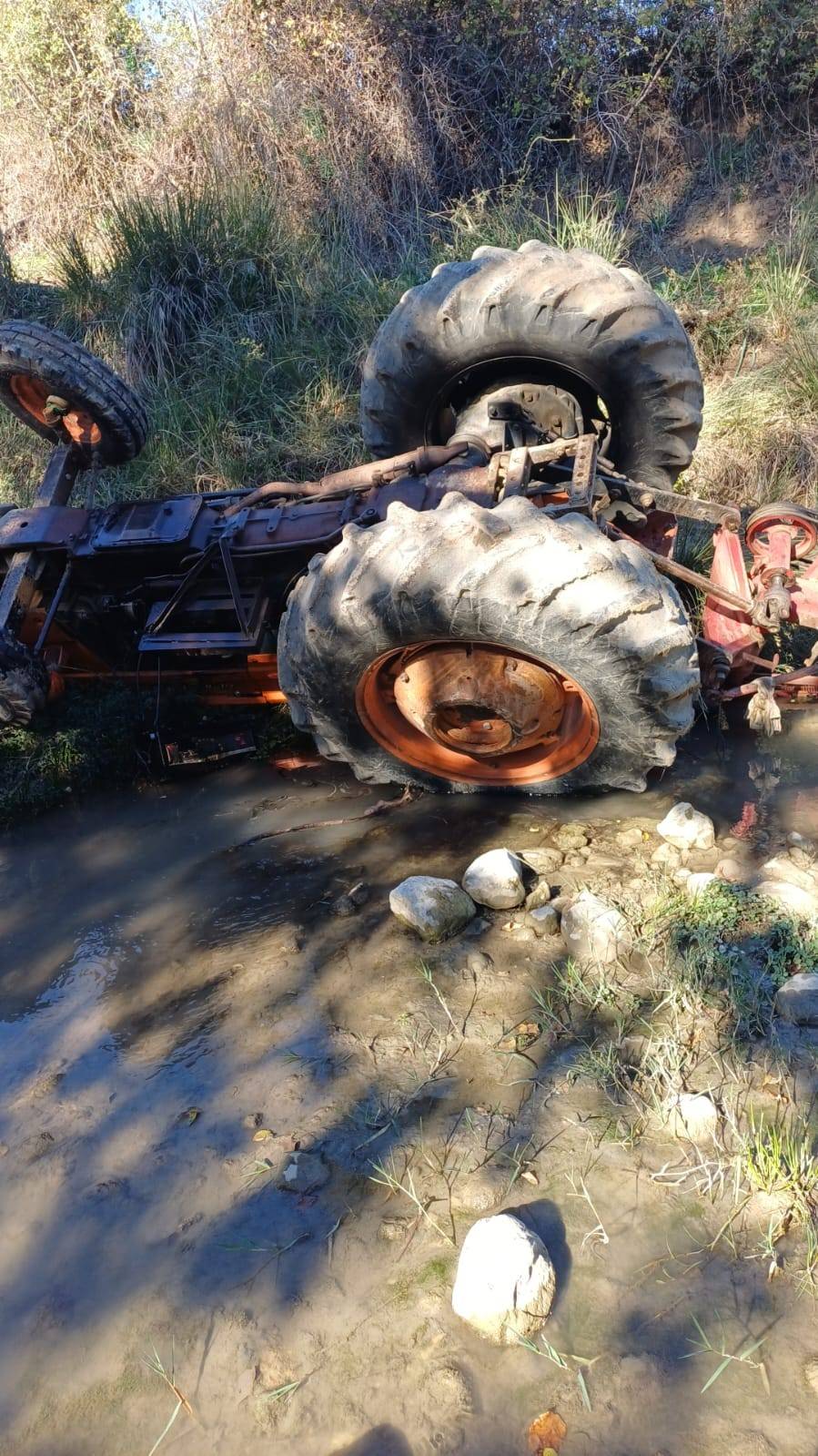 Devrilen traktörün altında kalan sürücü hayatını kaybetti 1