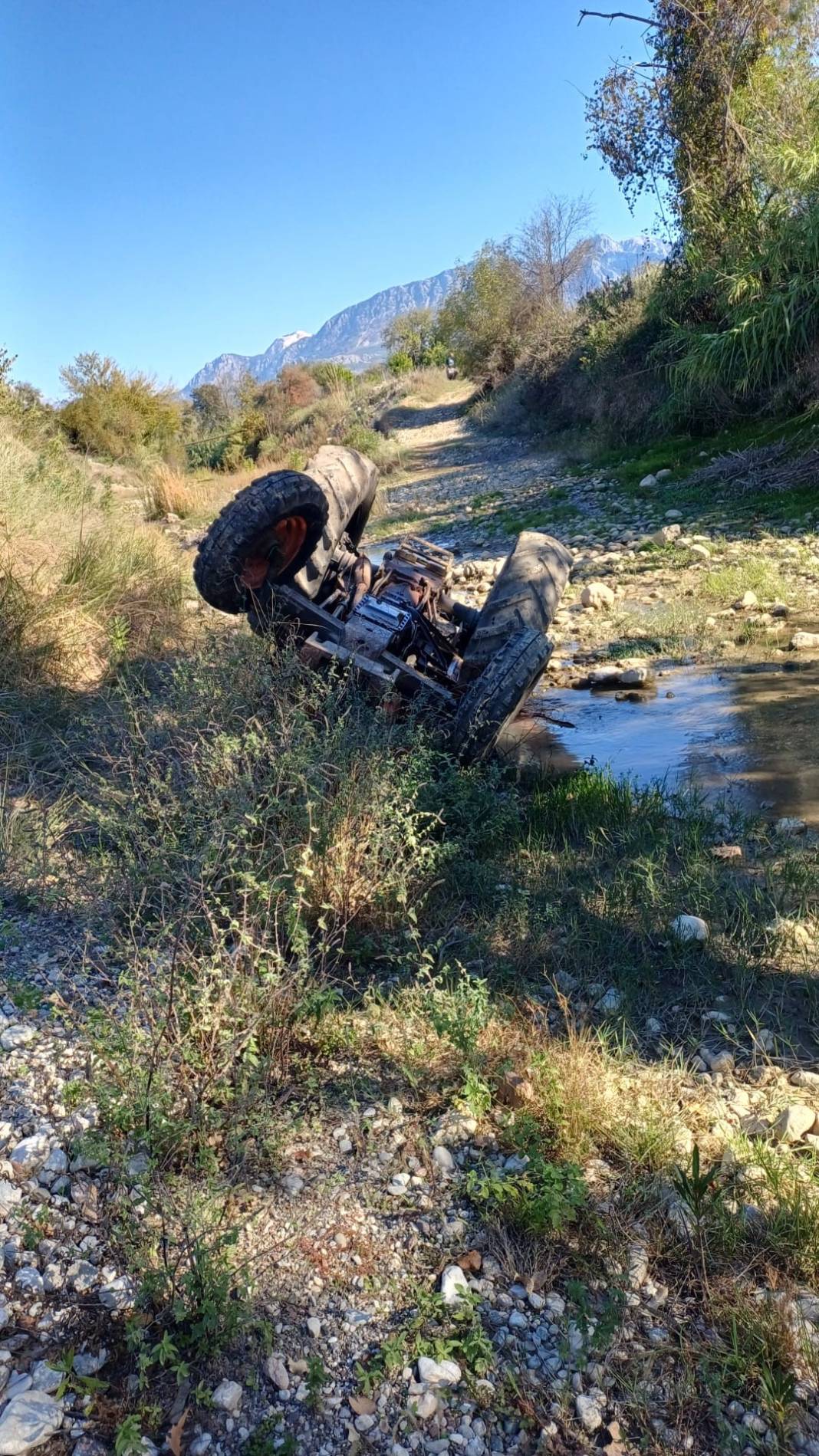 Devrilen traktörün altında kalan sürücü hayatını kaybetti 2