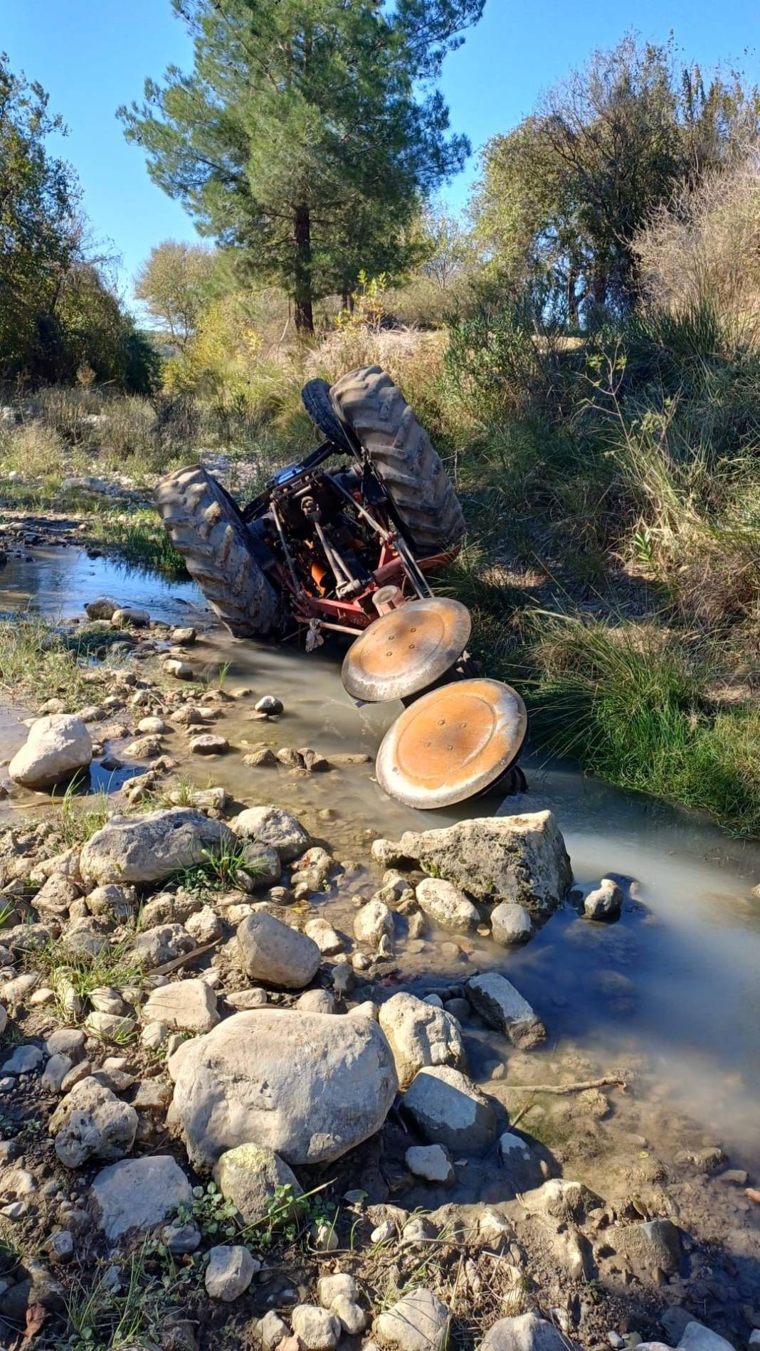 Devrilen traktörün altında kalan sürücü hayatını kaybetti 3