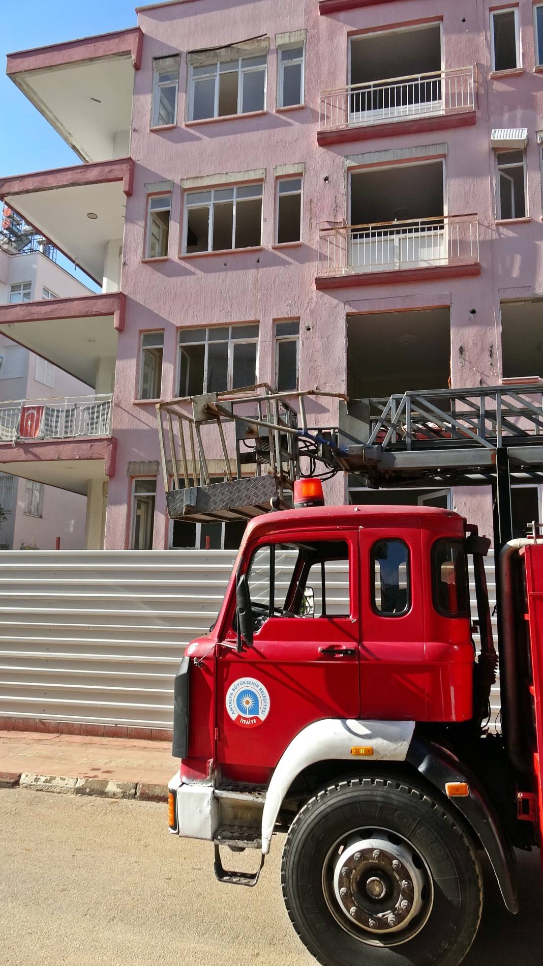 Kentsel dönüşüm için boşaltılan binada yangın çıktı: 1 ölü 4