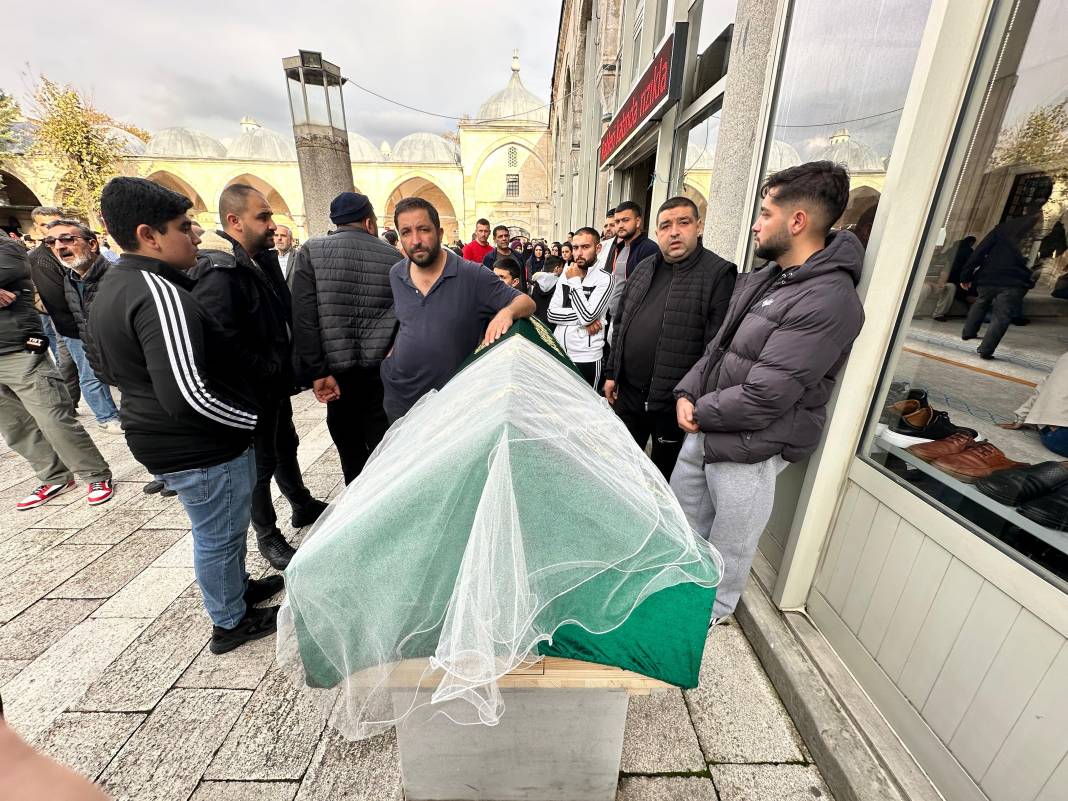 Genç kız duvağıyla son yolculuğuna uğurlandı 8