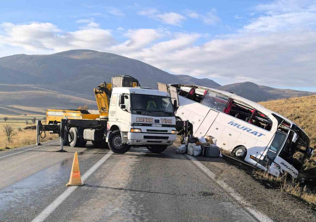 Afyonkarahisar’da can pazarı! 2 ölü, 21 yaralı 3