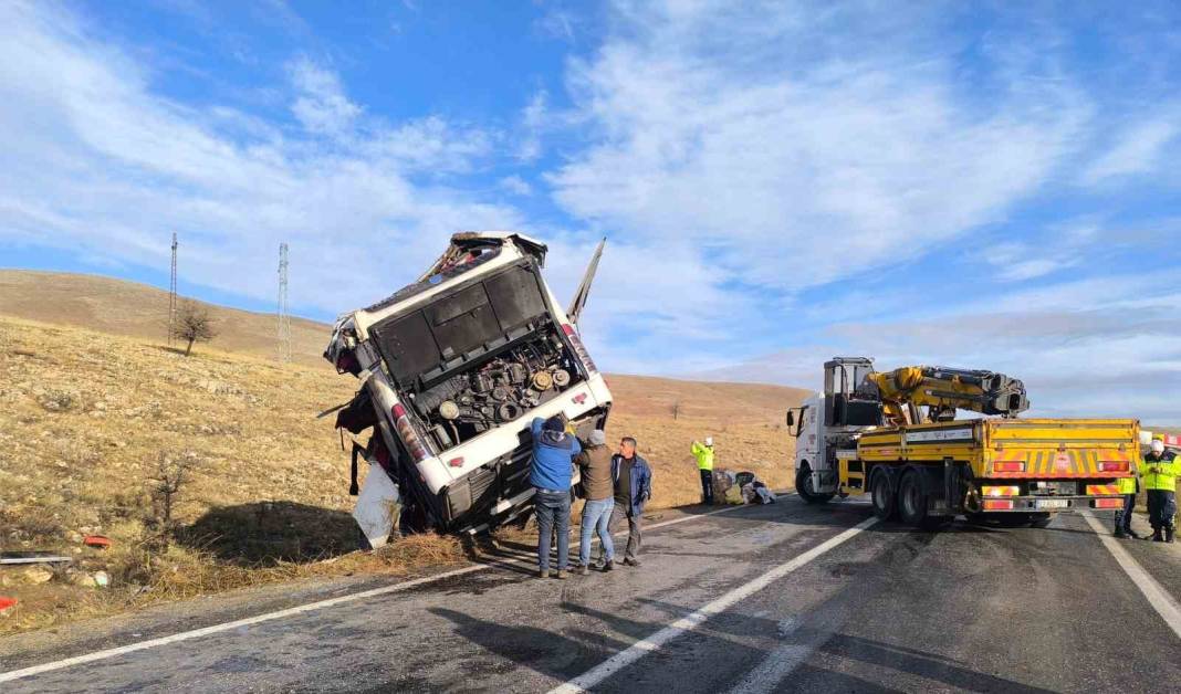 Afyonkarahisar’da can pazarı! 2 ölü, 21 yaralı 4