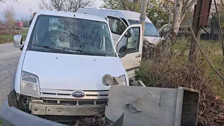 İşçi servisi ile hafif ticari araç çarpıştı: 11 yaralı 4