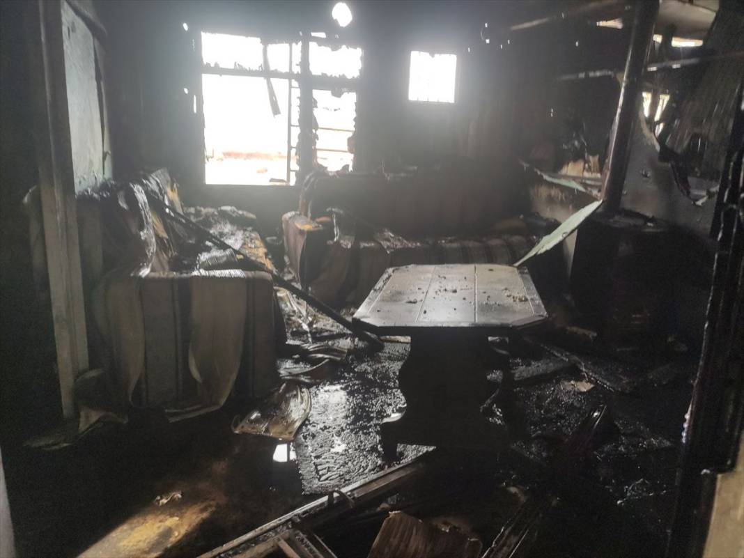 Kocaeli'nde yangın... Alevler arasında can verdi 1