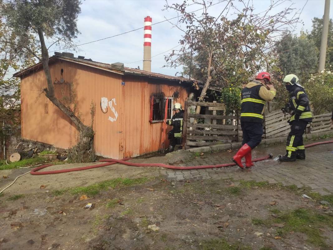 Kocaeli'nde yangın... Alevler arasında can verdi 3