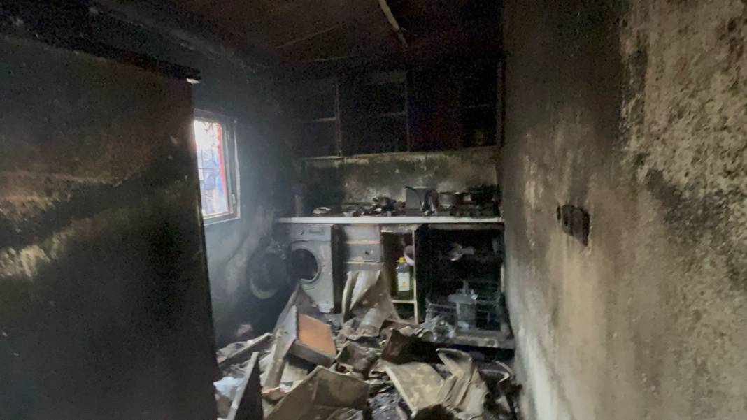 Kocaeli'nde yangın... Alevler arasında can verdi 4