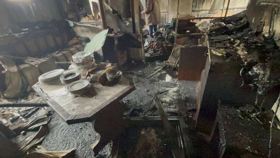 Kocaeli'nde yangın... Alevler arasında can verdi 5