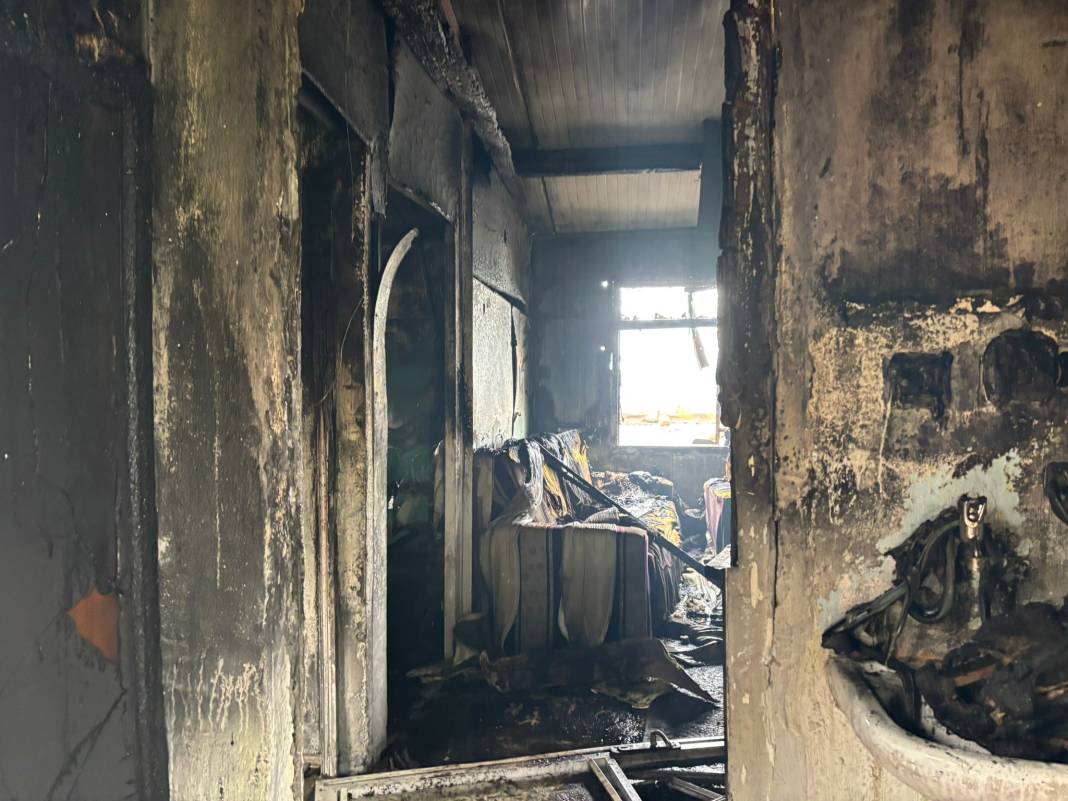 Kocaeli'nde yangın... Alevler arasında can verdi 6