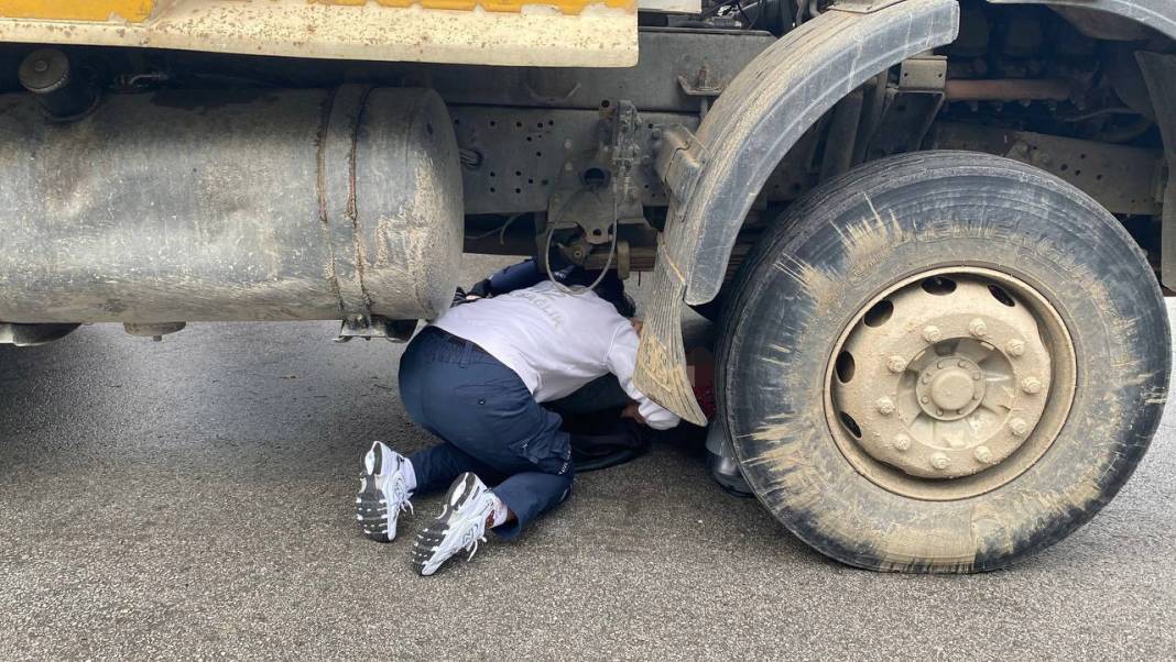 Aydın'da feci olay! Kurye kamyonun altında kaldı 6