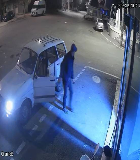 Dağlık alanda yanmış aracın kenarında başsız erkek cesedi bulundu 3