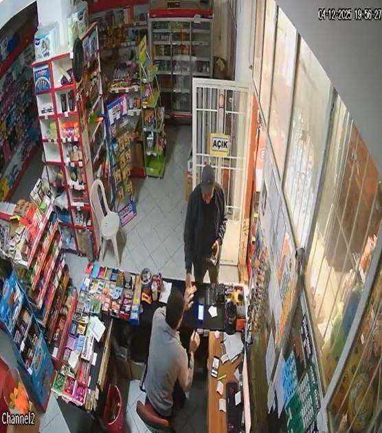 Dağlık alanda yanmış aracın kenarında başsız erkek cesedi bulundu 4