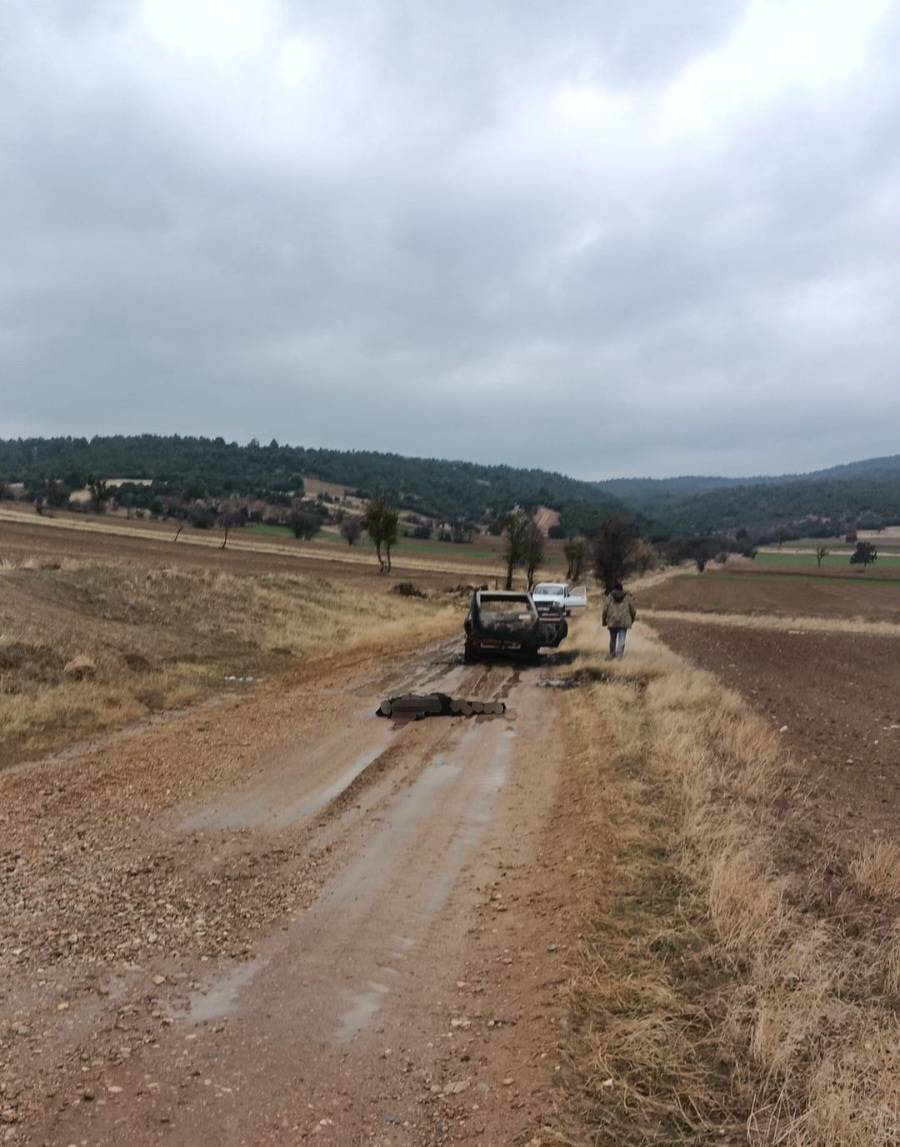 Dağlık alanda yanmış aracın kenarında başsız erkek cesedi bulundu 6