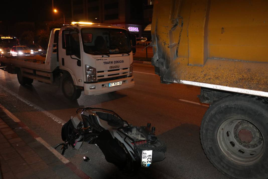 Motosiklet kazasında ölen gencin cenazesini gözyaşları içinde aldılar 1