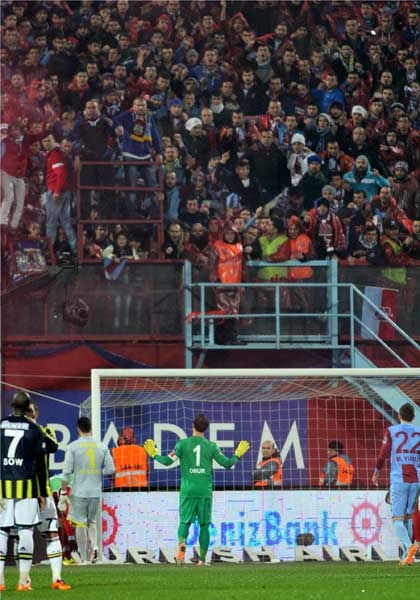 Trabzonspor - Fenerbahçe maçı tatil edildi 21