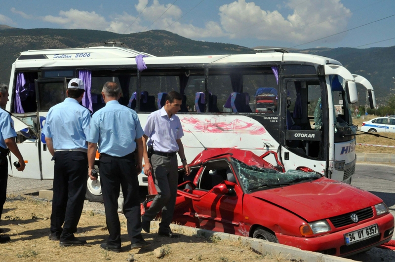 Midibüs otomobille çarpıştı: 20 yaralı 2