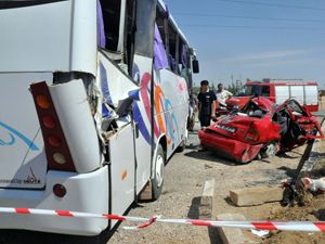 Midibüs otomobille çarpıştı: 20 yaralı