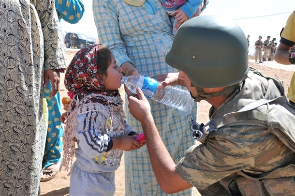 Mehmetçik Suriyelilerin yardımına koştu 22