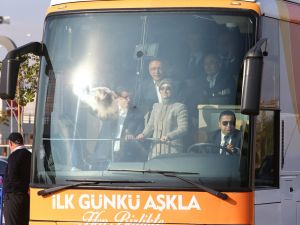 Başbakan Davutoğlu Konya'da halkı selamladı