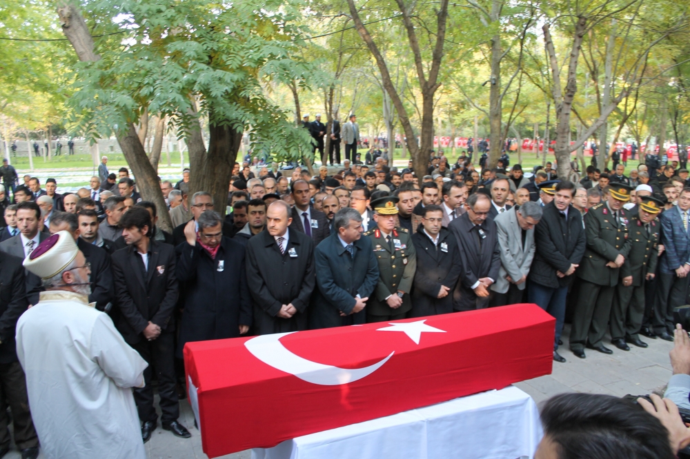 Şehit polis son yolculuğuna uğurlandı 10