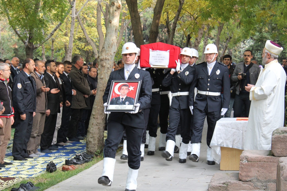 Şehit polis son yolculuğuna uğurlandı 2