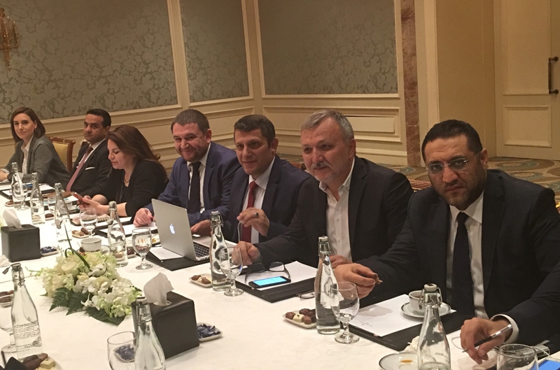 Ahmet Davutoğlu gazetecilerle birlikte Katar'a gitti 6