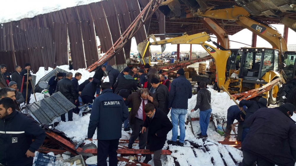 Konya'da kapalı pazar yerindeki göçükten kareler 7