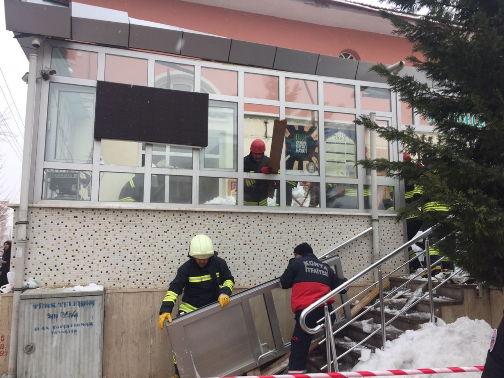 Konya'da cami girişindeki çatı çöktü! Yaralılar var 4