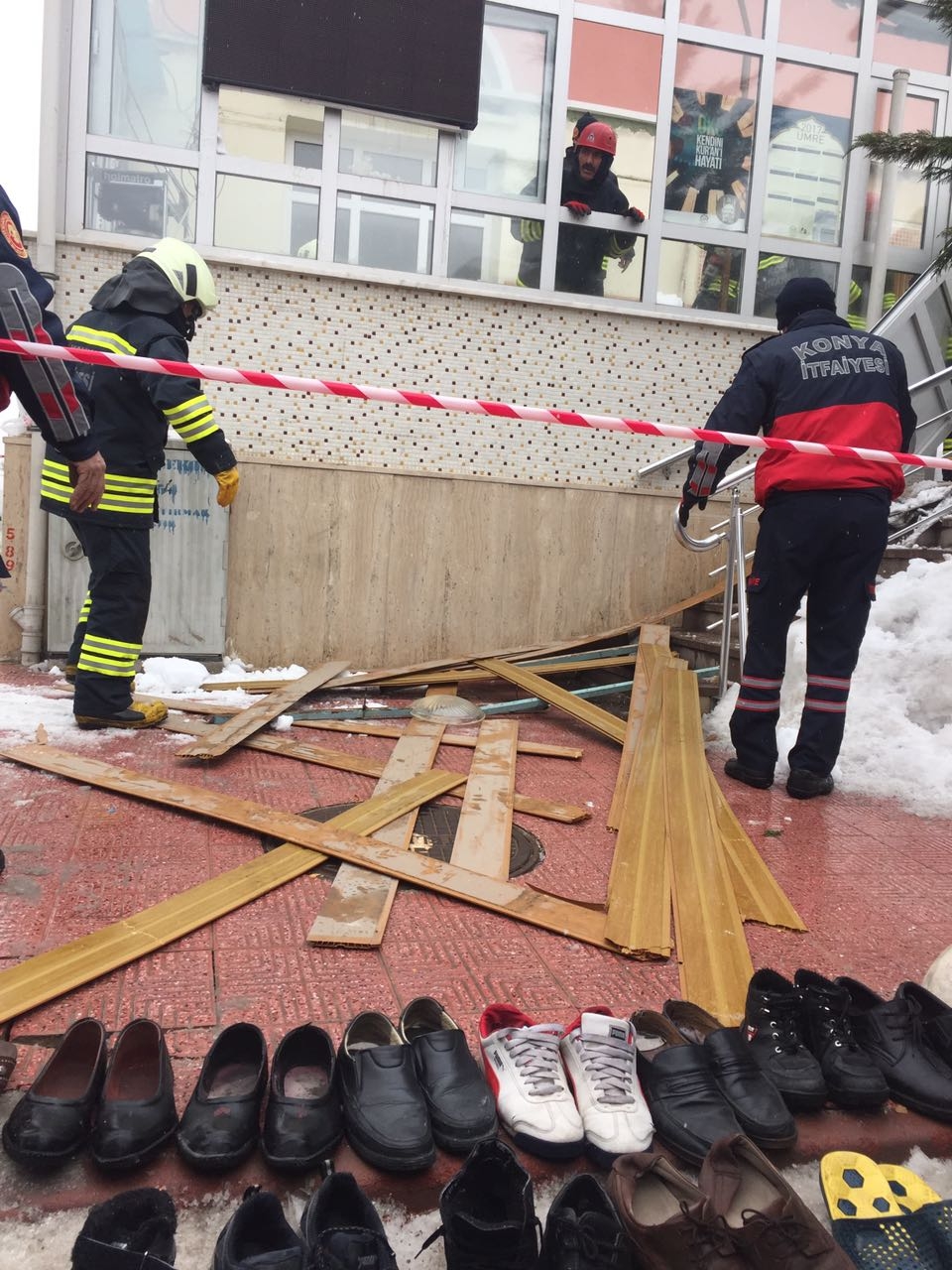 Konya'da cami girişindeki çatı çöktü! Yaralılar var 6