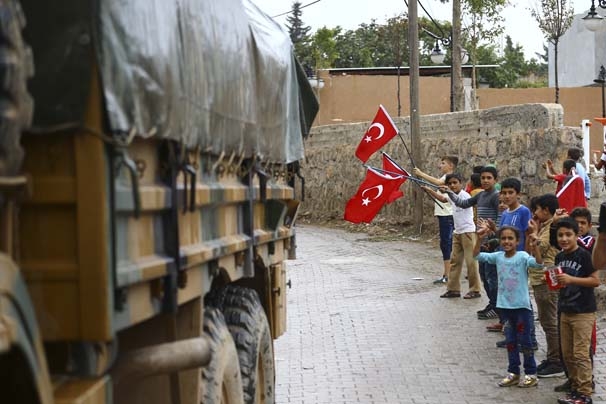 Tüm evleri Türk bayraklarıyla donatıp Mehmetçiği uğurladılar 12