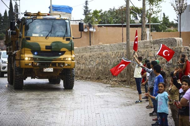 Tüm evleri Türk bayraklarıyla donatıp Mehmetçiği uğurladılar 13