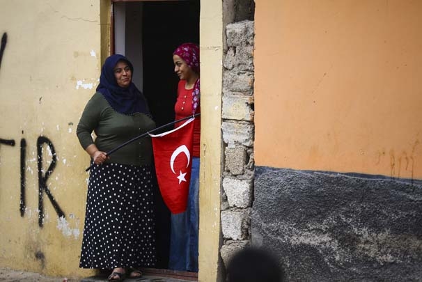 Tüm evleri Türk bayraklarıyla donatıp Mehmetçiği uğurladılar 14