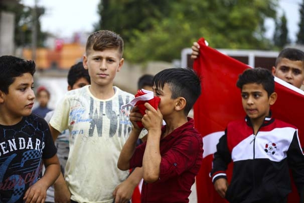 Tüm evleri Türk bayraklarıyla donatıp Mehmetçiği uğurladılar 15