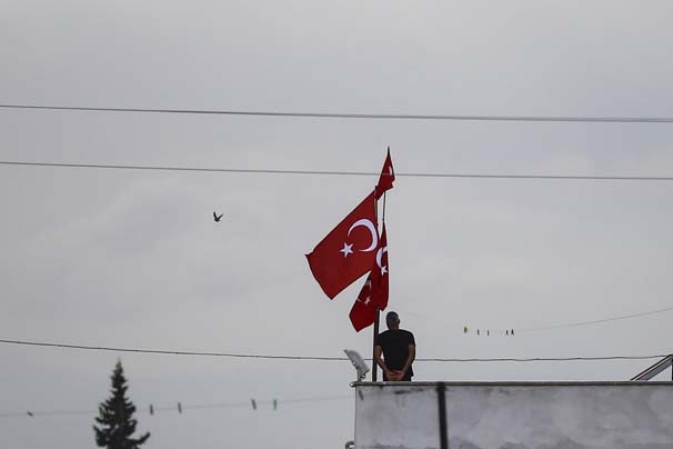 Tüm evleri Türk bayraklarıyla donatıp Mehmetçiği uğurladılar 16